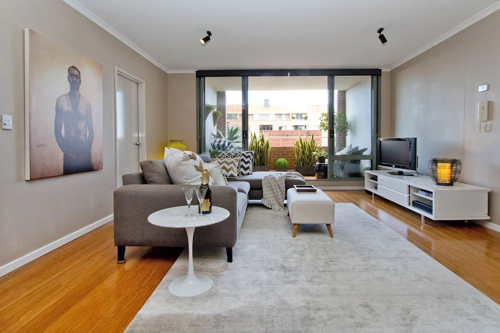 Ample Space In This 1 Bed Apt Also With Pool/Gym