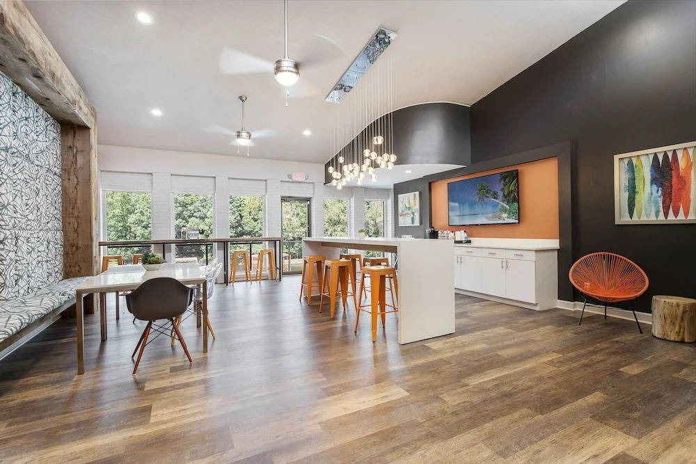 Relaxing St. Louis Getaway + Resort Amenities