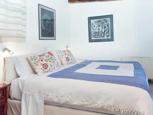 Archondia House - Holiday Apartments With Pool
