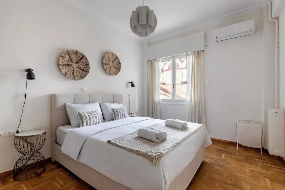 Attica - Captivating 2-Bedroom Apt & Balcony in Athens