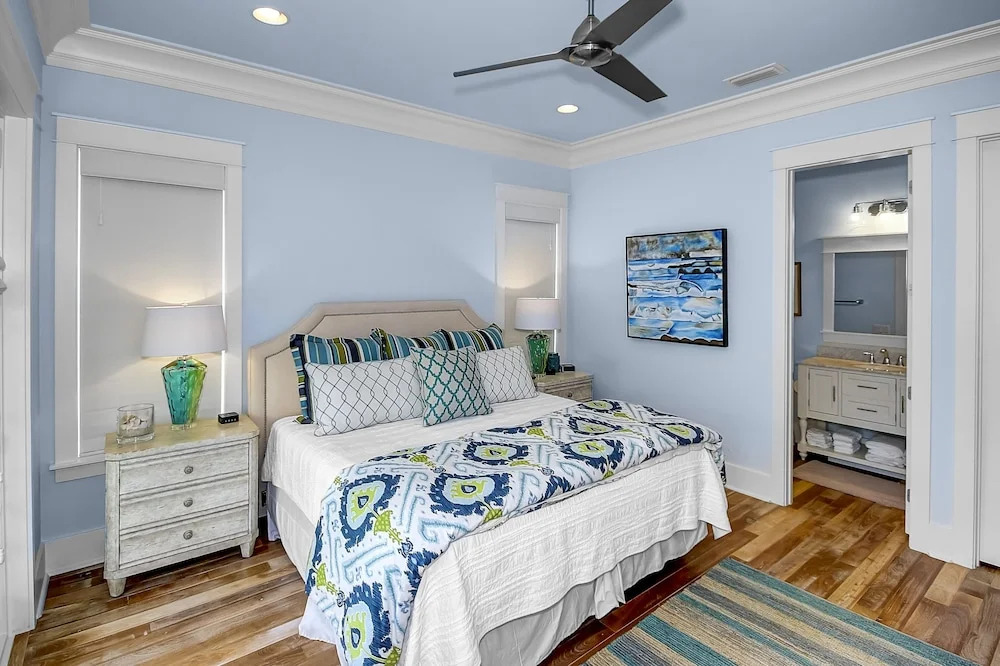 "emerald Tide" pool Golf Cart 4br/4.5ba/bonus Bunk Sleeps 12 4 Bedroom Home by RedAwning
