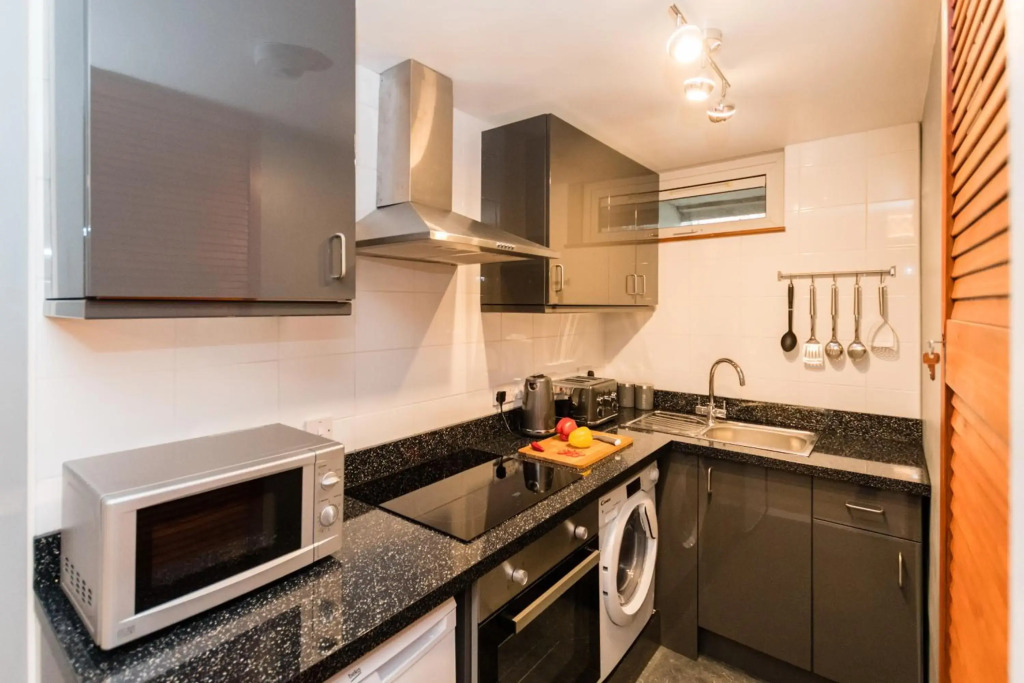 1 Bedroom Newton Apartment Wigan, A Walk to Albert Infirmary, Free Private Parking, Free WiFi