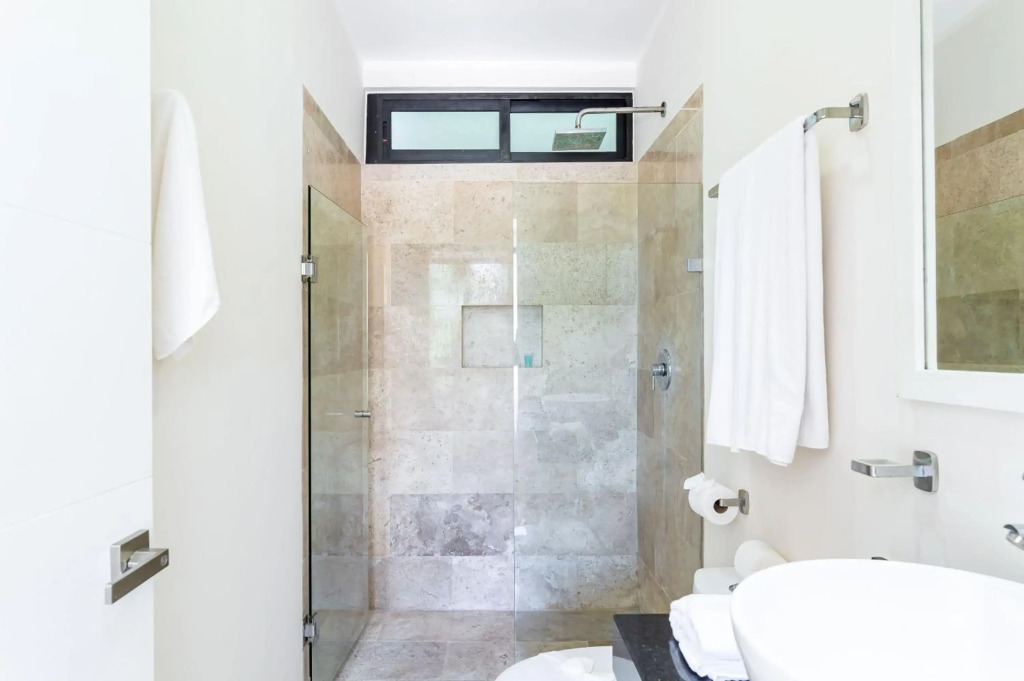Ultra Luxury Condo, Rooftop Pool and HIGH SECURITY, Viva Residence