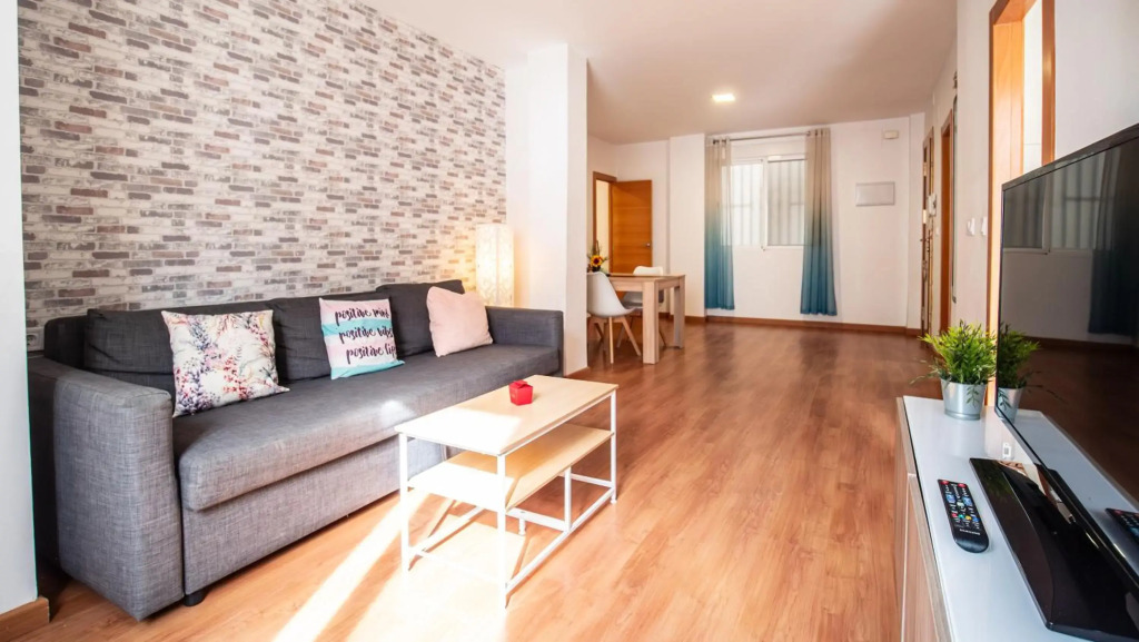 FAMILY FLAT CLOSE to the CENTER