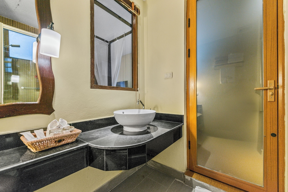 Blue Bay Resort - Access to Pool and Beach-Phuket & Krabi