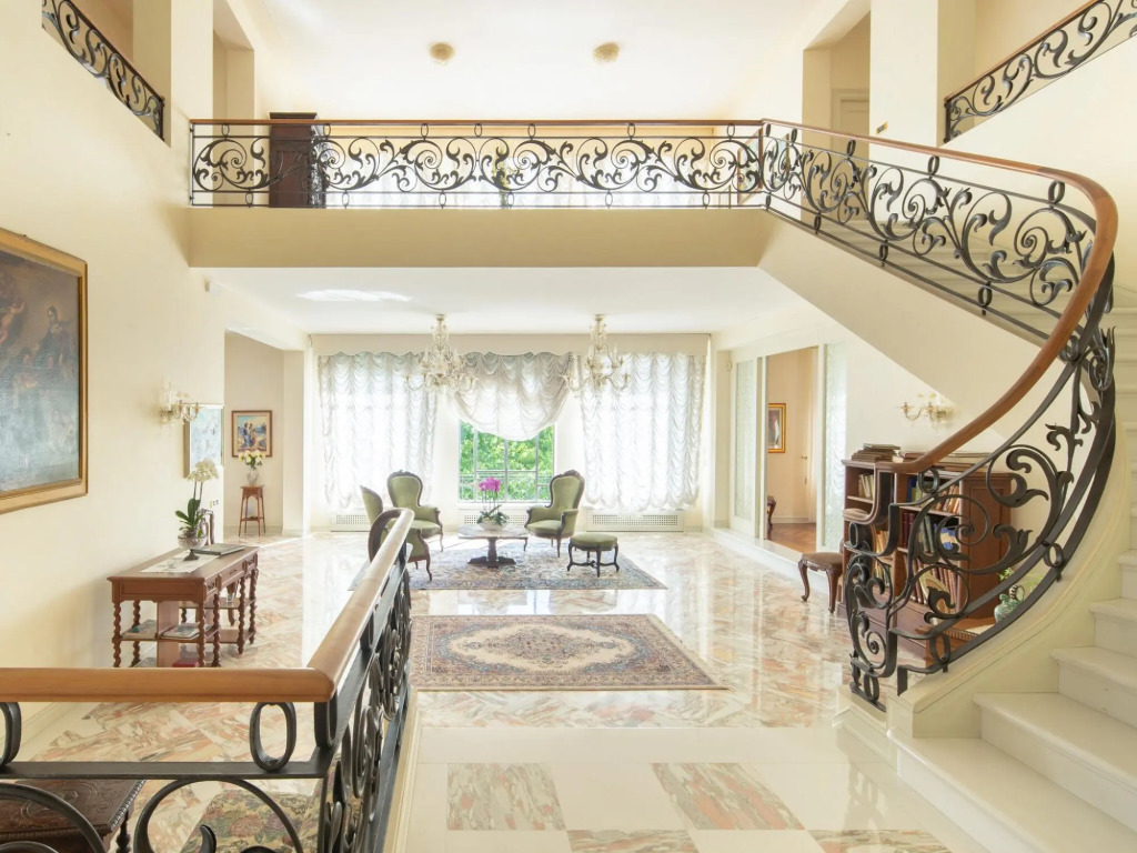 Splendid Villa in Macerata With Pool & Views