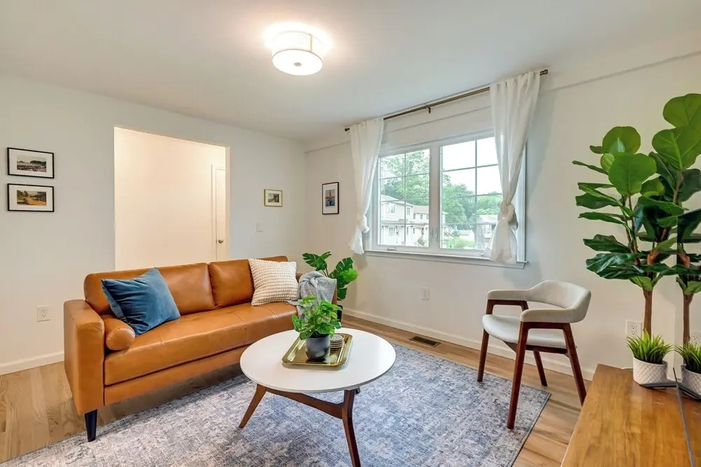 Walk to Shops & Dining: Glen Cove Apt w/ Yard!