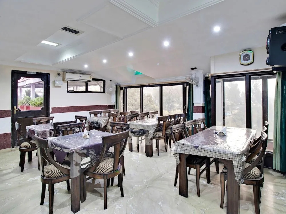 Oyo 26837 Hotel White House