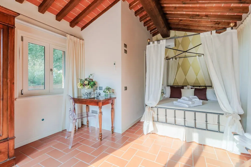 Farmhouse in Lucca with Infinity Pool