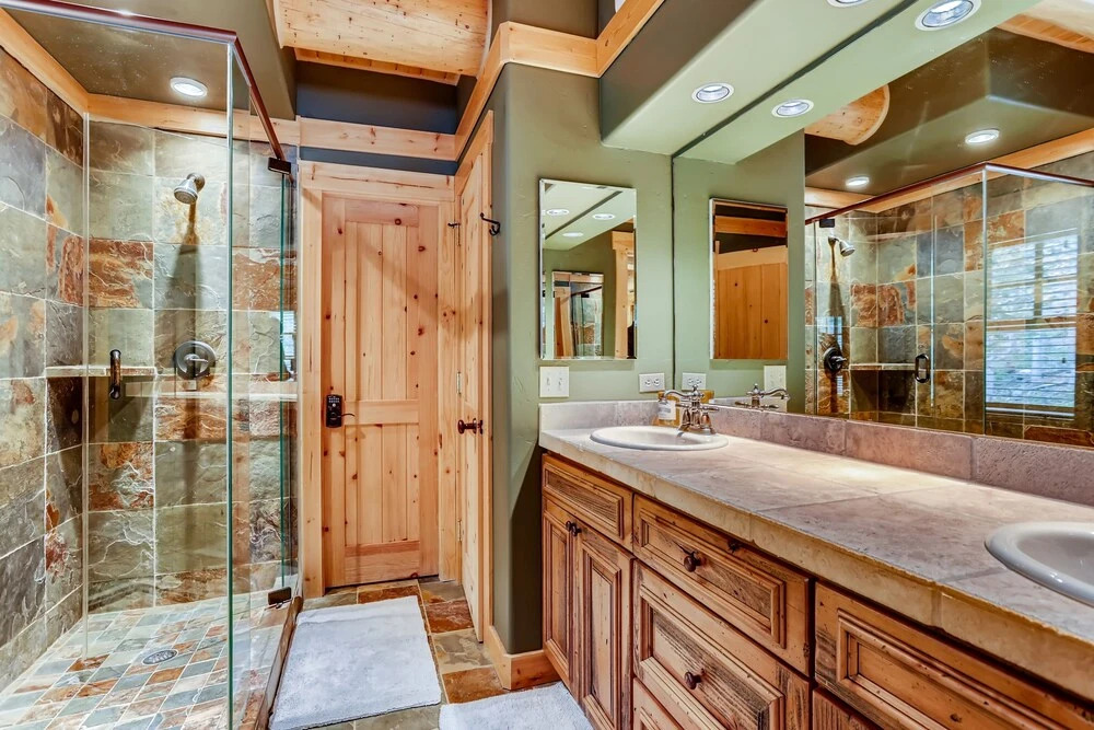 New Listing! Idyllic Mountain-view 4 Bedroom Home