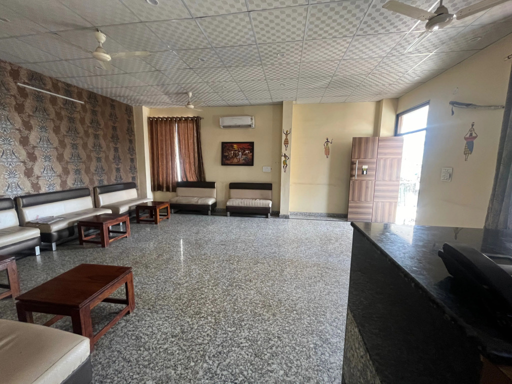 FabHotel Golden Manor Inn