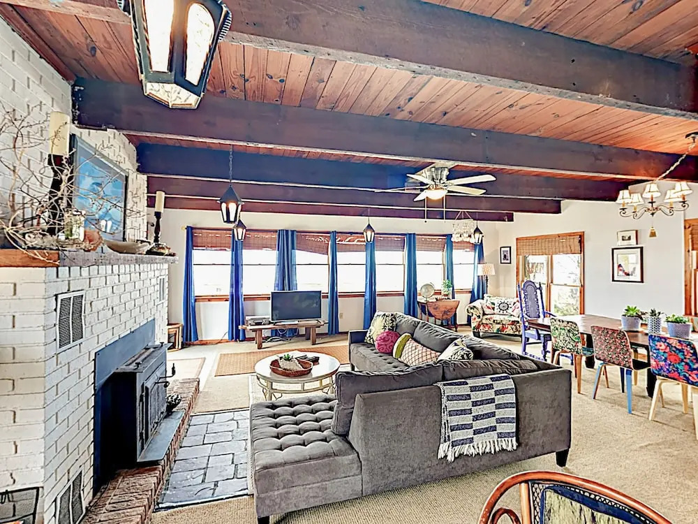 Beachfront Getaway W/ Huge Deck, Classic Interiors Home