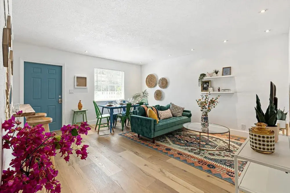 Stylish 2 BR Condo - Close to Riverwalk