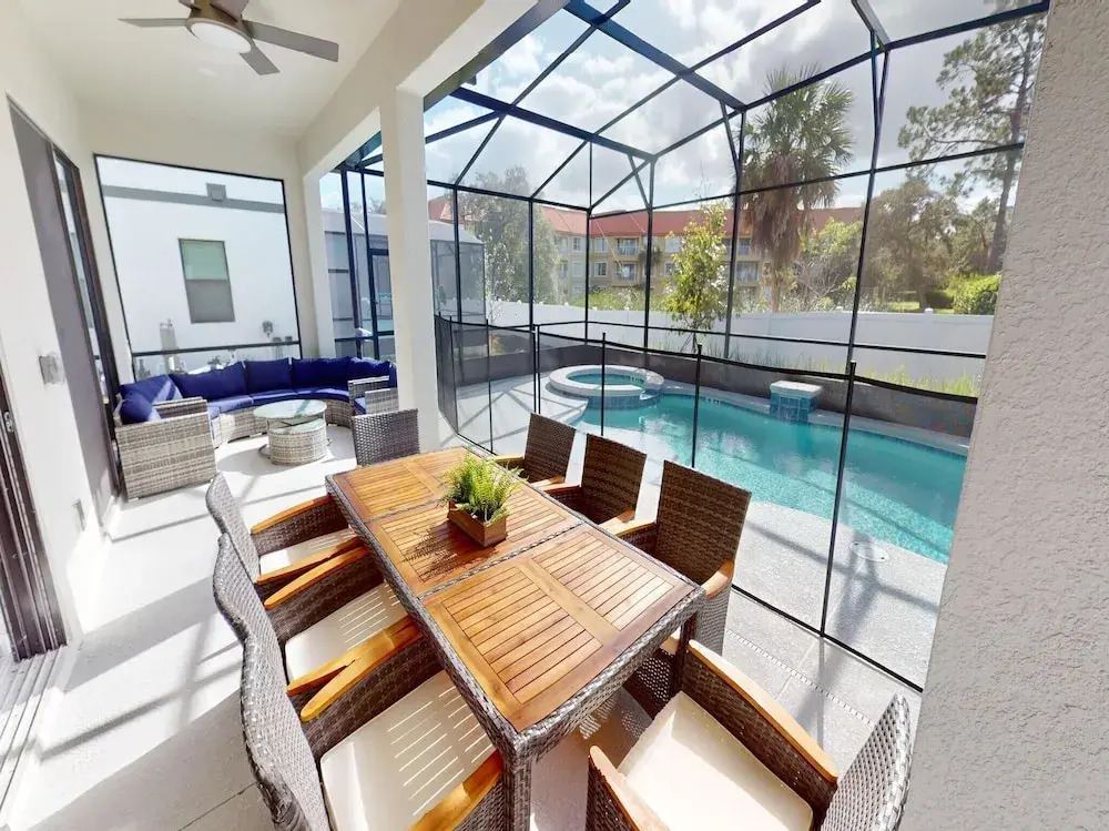 Bernie Pool Home 8 BED