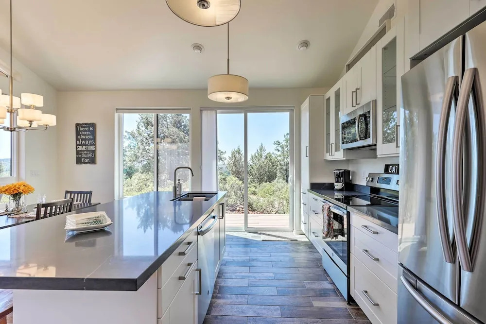 Hot Tub, Deck & Mtn View: Lavish Cabin in Pine!
