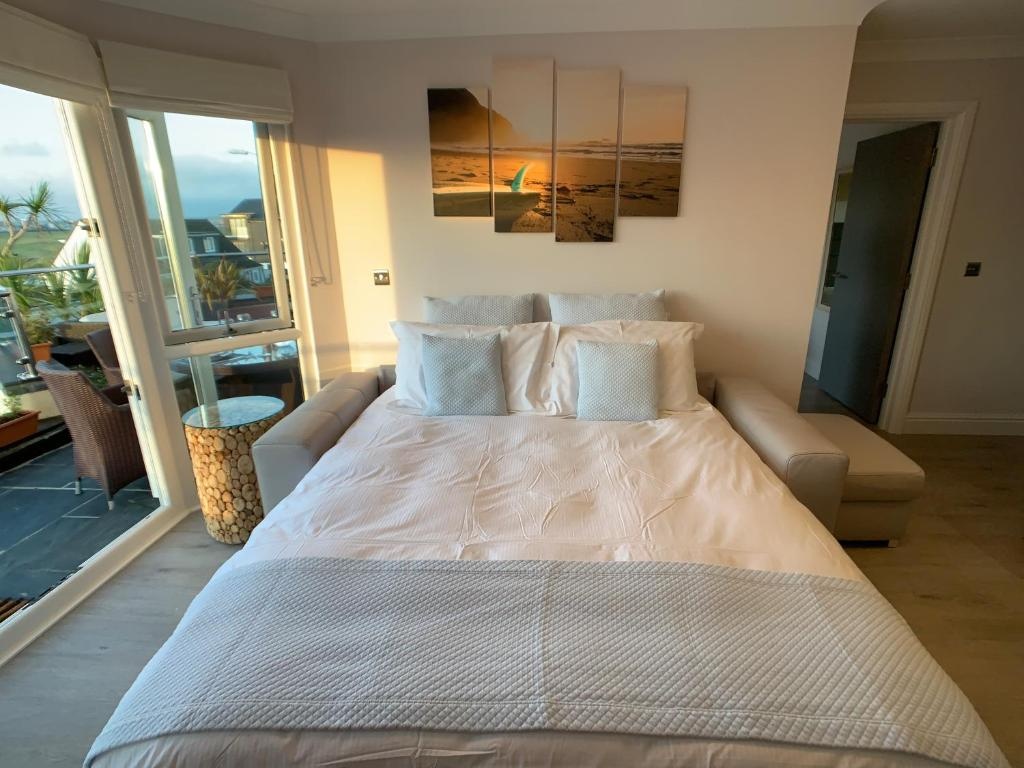 SEA BEACH & COASTAL VIEWS from LRG SUN TERRACE G Bay Apartments OVERLOOKS FISTRAL BEACH MOST DESIRABLE LOCATION SLEEPS & DINES 6 which includes SOFABED 2 BATHROOMS AL FRESCO Dining Smart tv all rooms PRIVATE PARKING 2 CARS sat-sat only April-Nov please