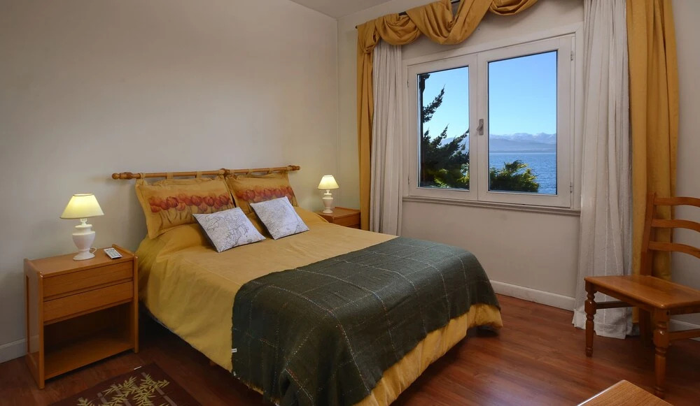 Great 3 Bedroom Home on the Lake Shore H50