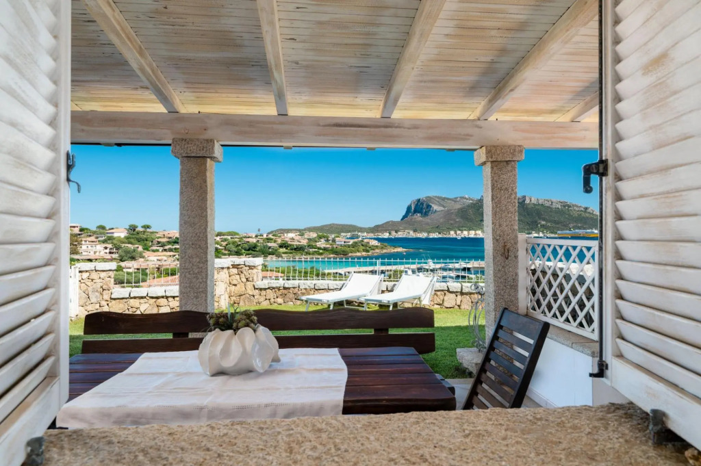 It consists of a large living room with comfortable sofa bed for 2 persons, two double bedrooms with-S'ABBA DI SU