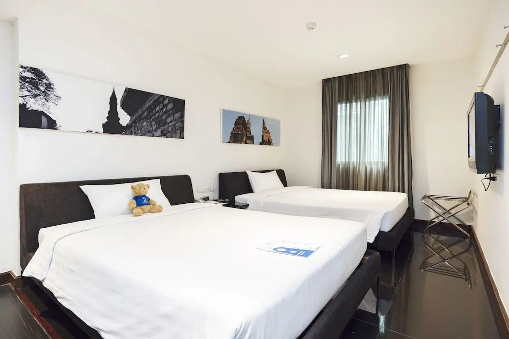 Silver Living Phrom Phong by Favstay