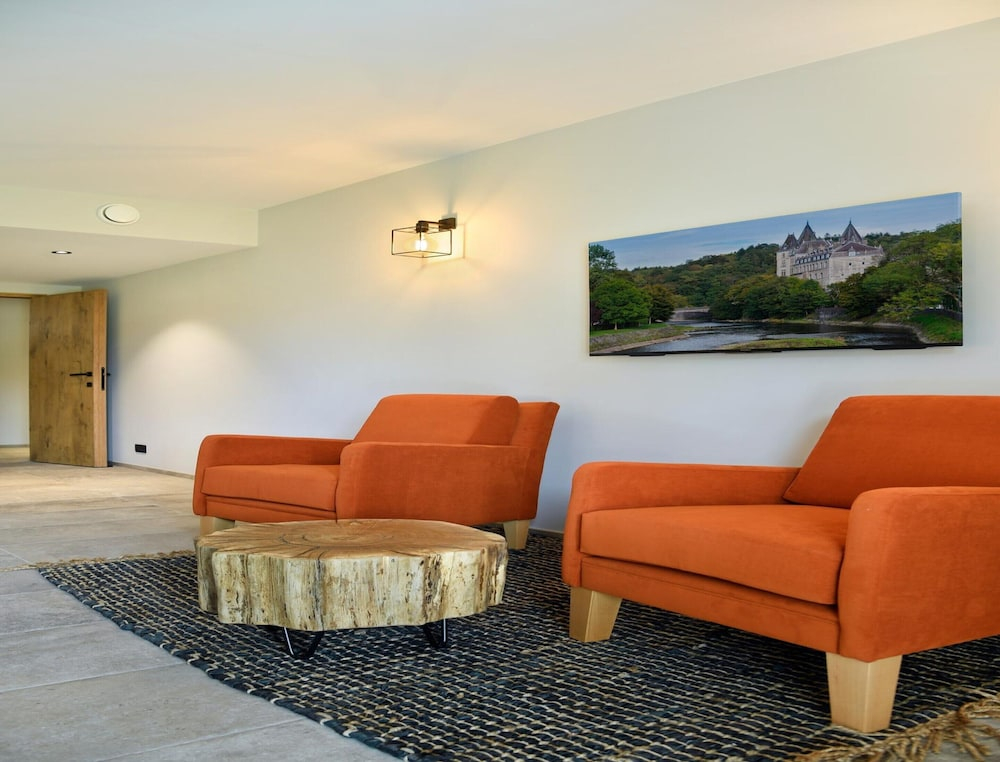 Villa with Pool & Suites for 12 Guests