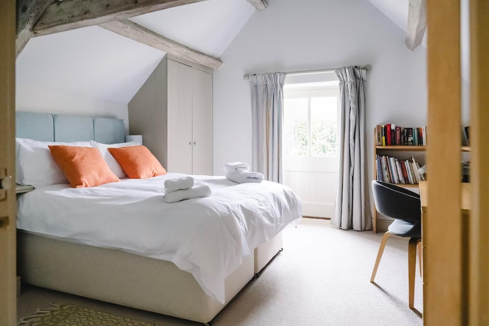 Stunning 6 Bedroom Riverside Barn Cotswold Mill