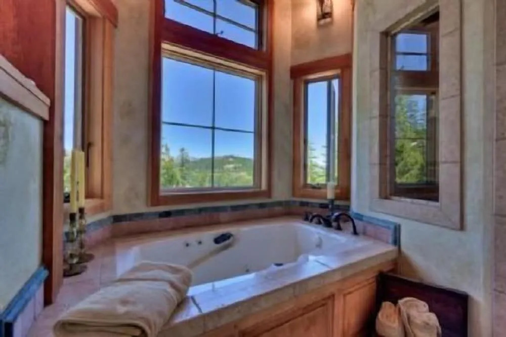 Glacier Luxury Lodge