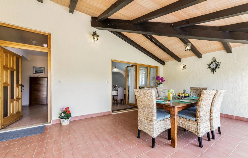2 Bedroom Beach Front Home In Vabriga