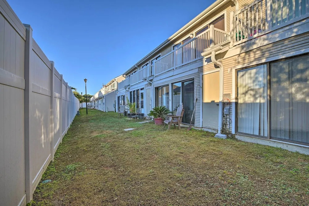 2 Mi to Surfside Beach: Condo w/ Community Pool!