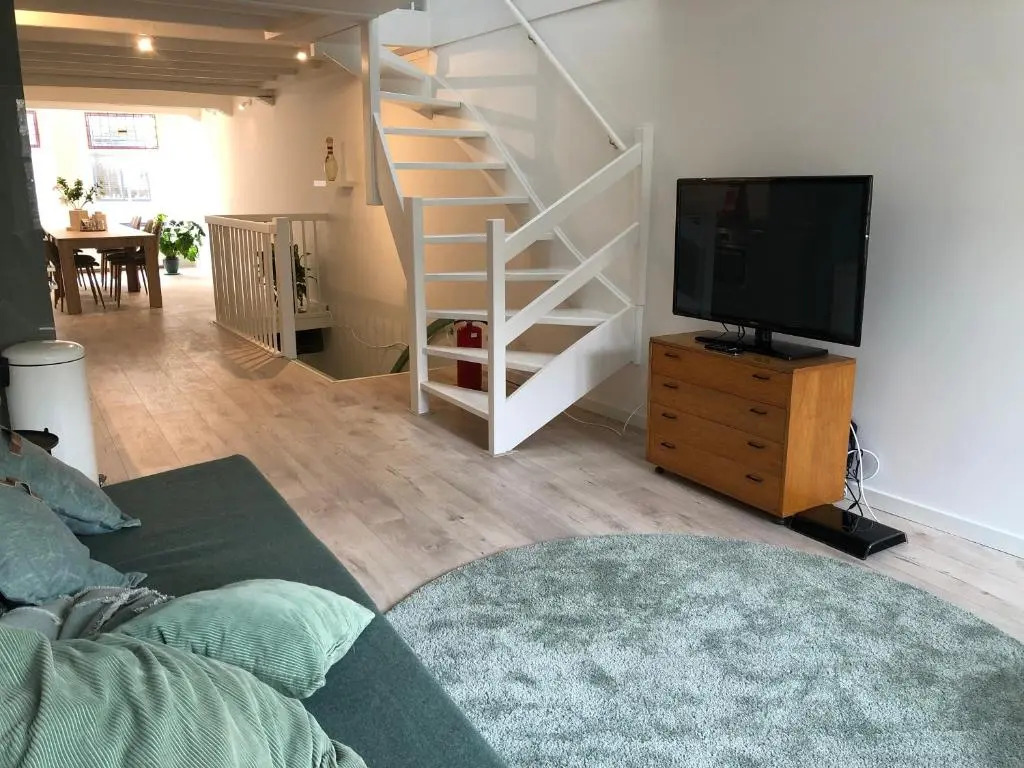 LUXE TOPLOCATIE! Monument hartje centrum Dordrecht, 2 badkamers, 2 keukens, tuintje (10 personen)