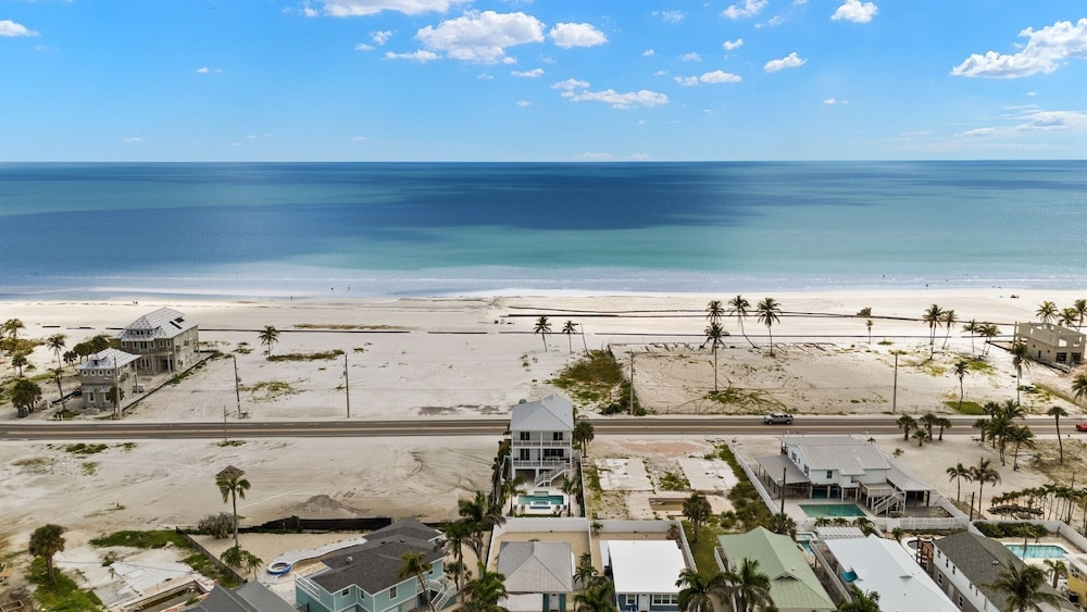 5583 Sun & Salt Retreat: 5br/4.5ba New Pool Home! 5 Bedroom Home