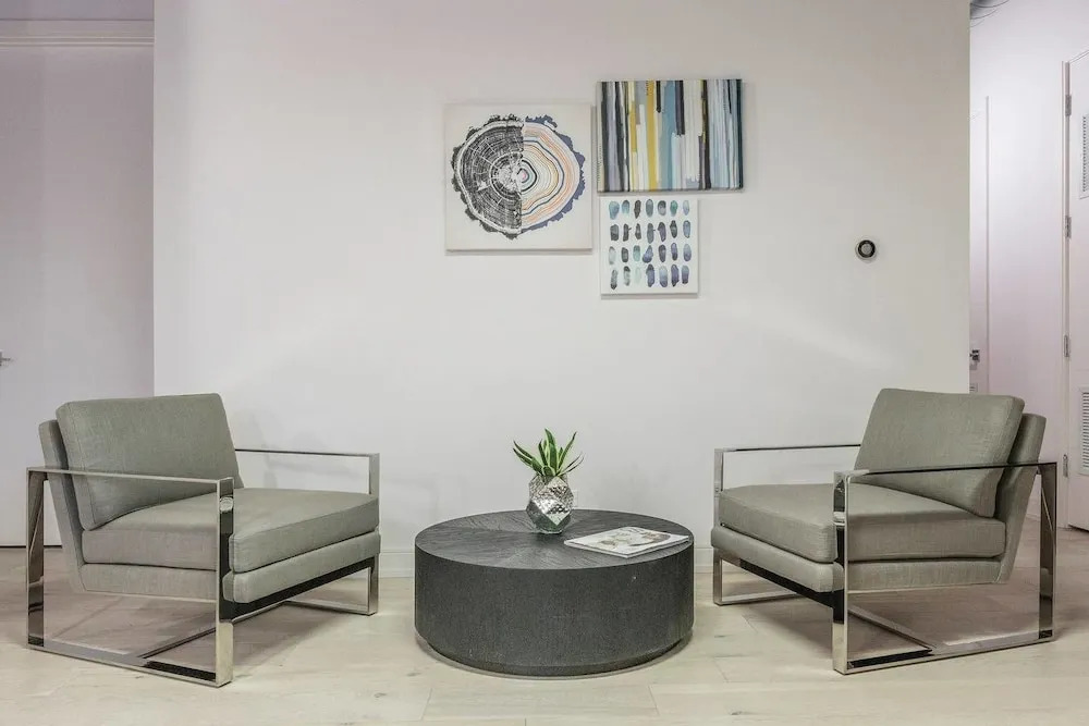Spacious & Private 3 BDR Luxury Condo in Downtown