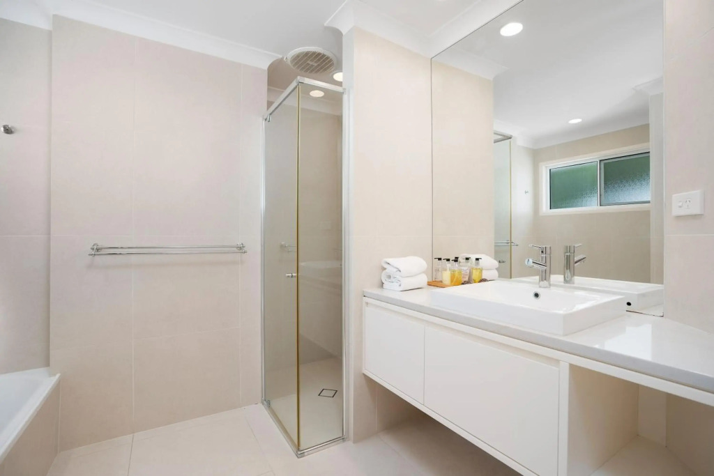 The White House - Central Coolum with Spectacular Ocean Views and WiFi