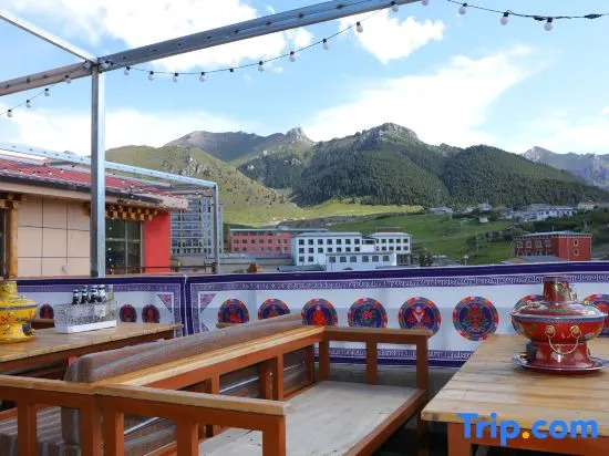 Langmulingka Lodge · Highland Serenity Cloudview Family Homestay (Langmusi)