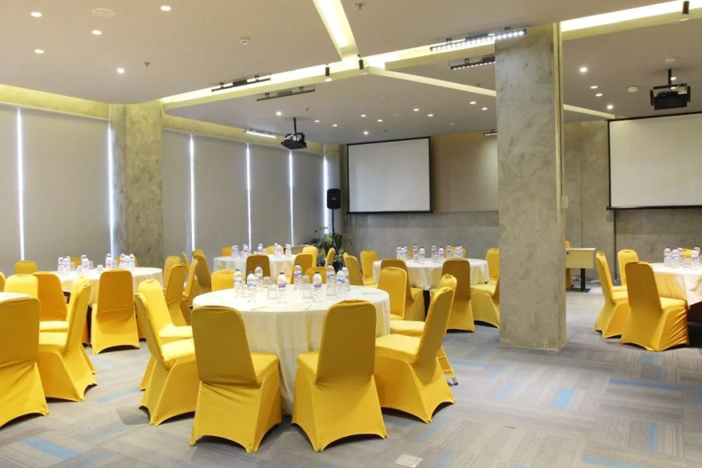 Yello Hotel Jemursari