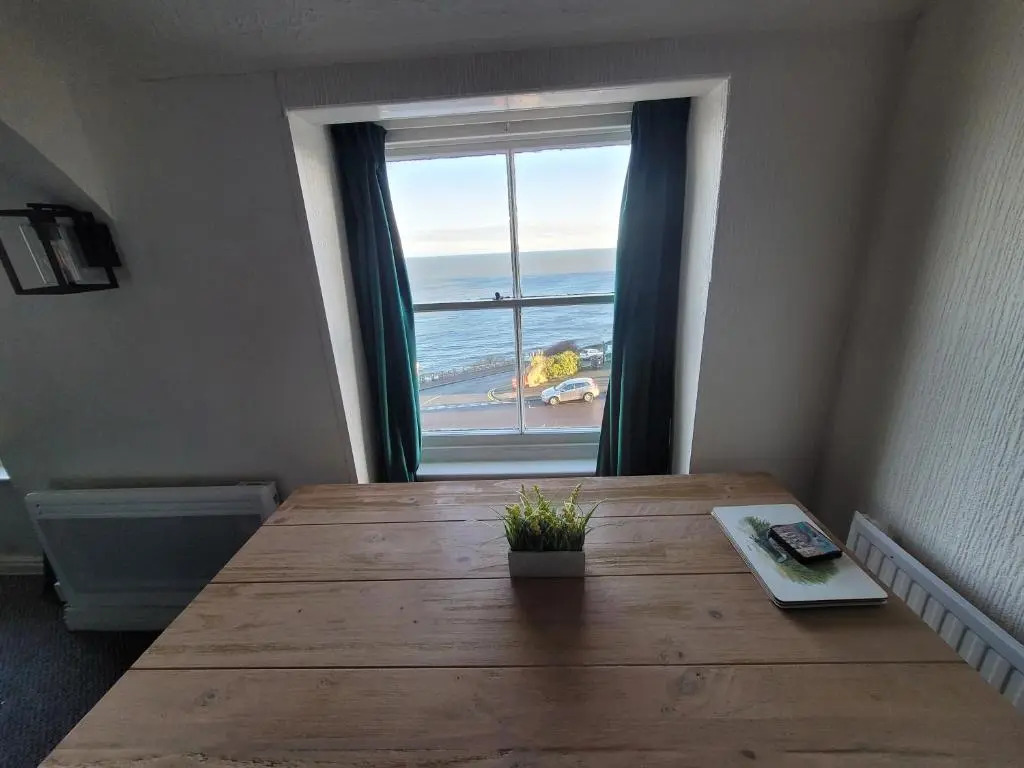 Sea view Penthouse flat 6 with fast WiFi and Free PARKING