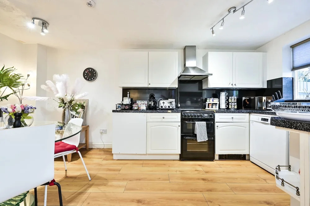 Riverside Townhouse with private Garden