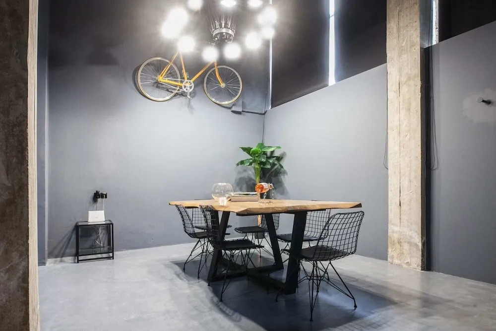 Modern Industrial Apt In Neos Kosmos