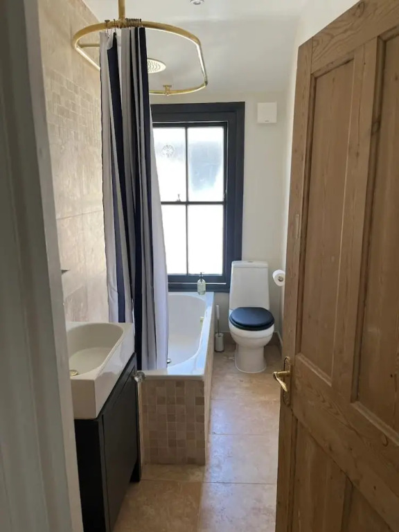 Luxuriously Designed 3 Bedroom Apartment in Clapham