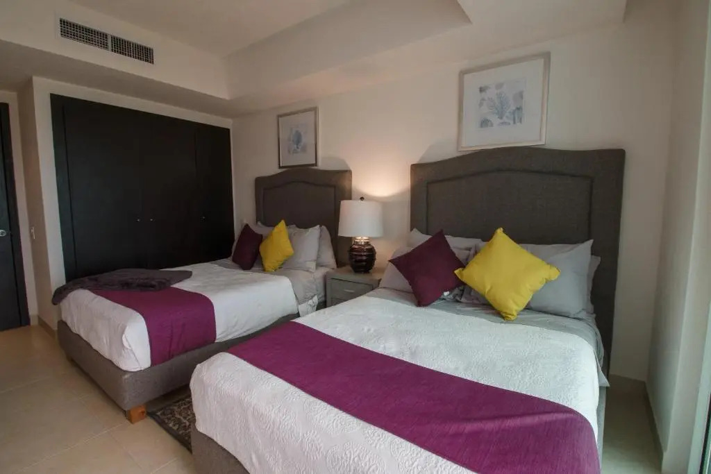 910-3000 Grand Venetian P.V.
