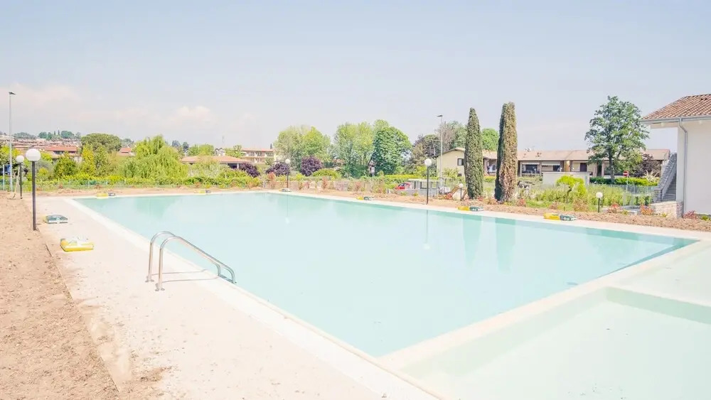 HOST4U - Garda Lake Lido Apartments With Pool, Garden and Private Parking in Garage