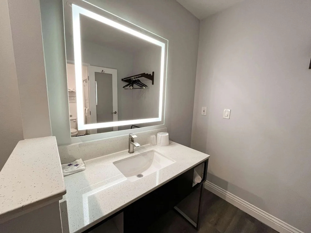 Vallejo Inn & Suites
