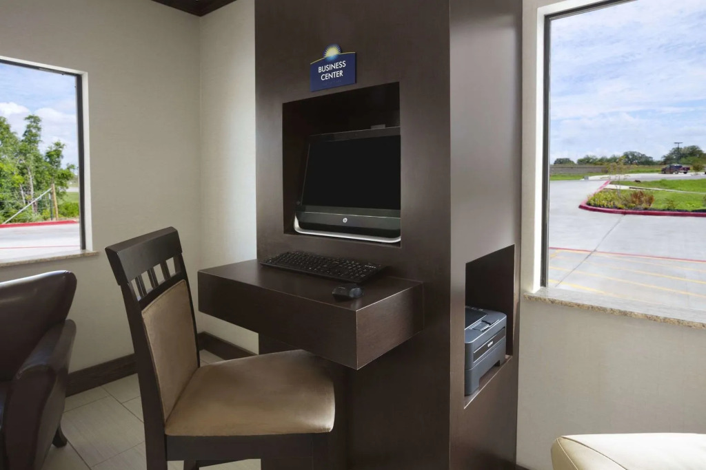 Days Inn & Suites by Wyndham Gonzales TX