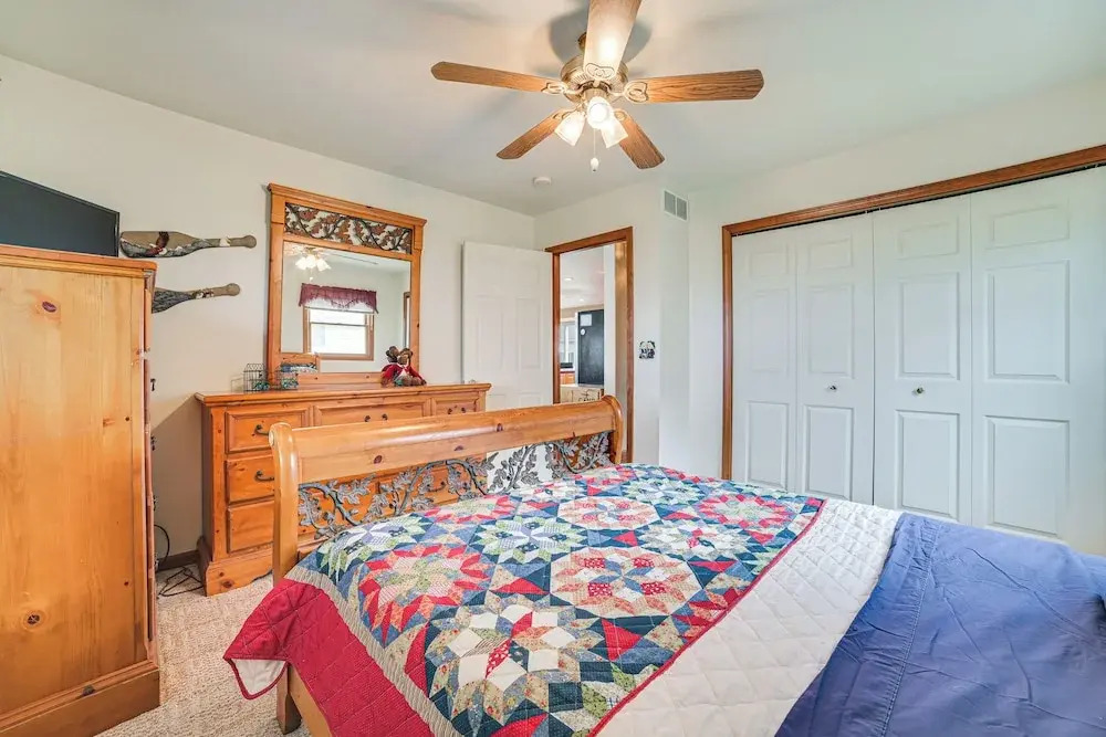Family-friendly Houghton Lake House: Steps to Lake