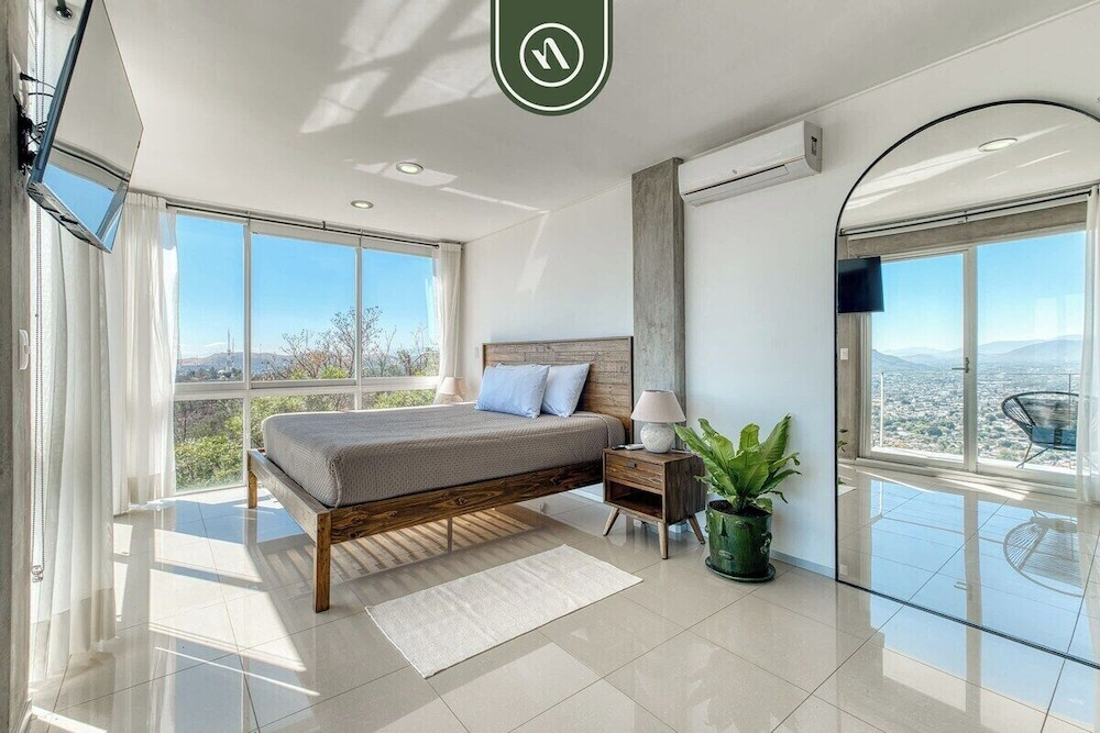3 BR Condo - Panoramic Views - 5 Min to Downtown