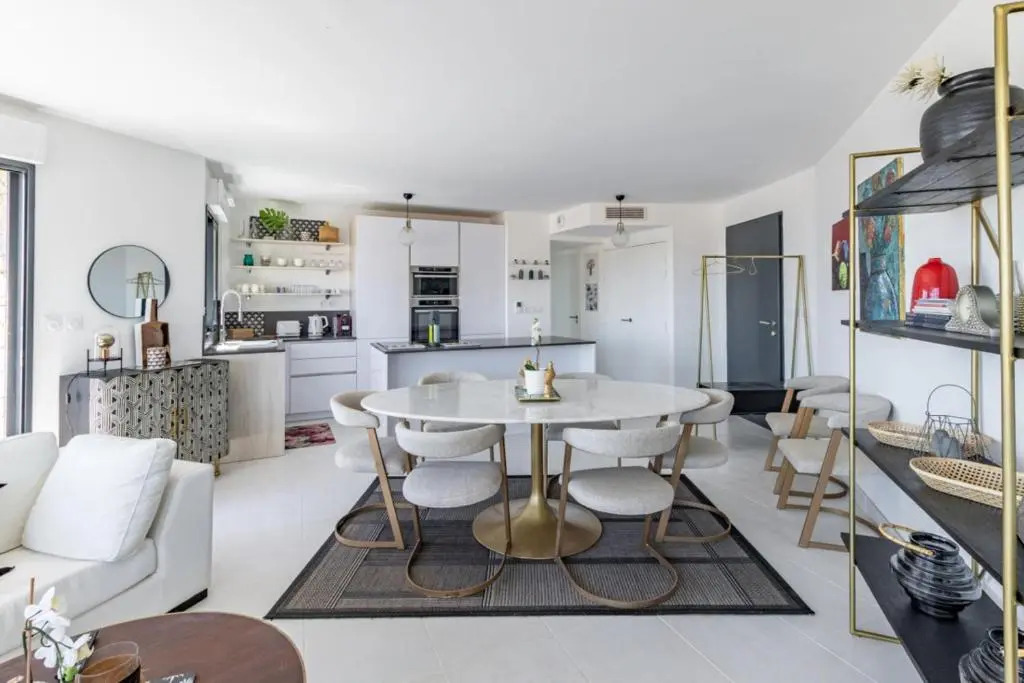 Modern apt with BALCONY at 1mn walk from the BEACH