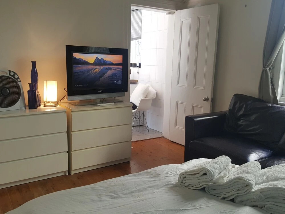 BUDGET BUDGET Marlborough St Apartments