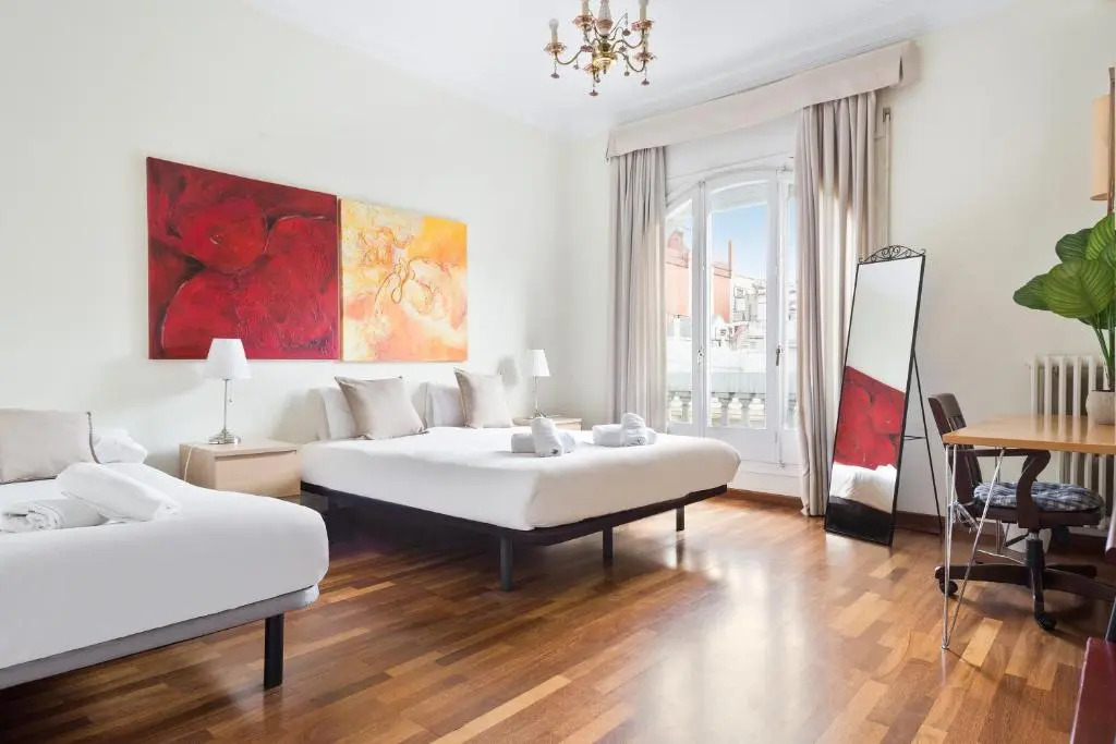 Large & beautiful apartment 4min from Passeig de Gràcia