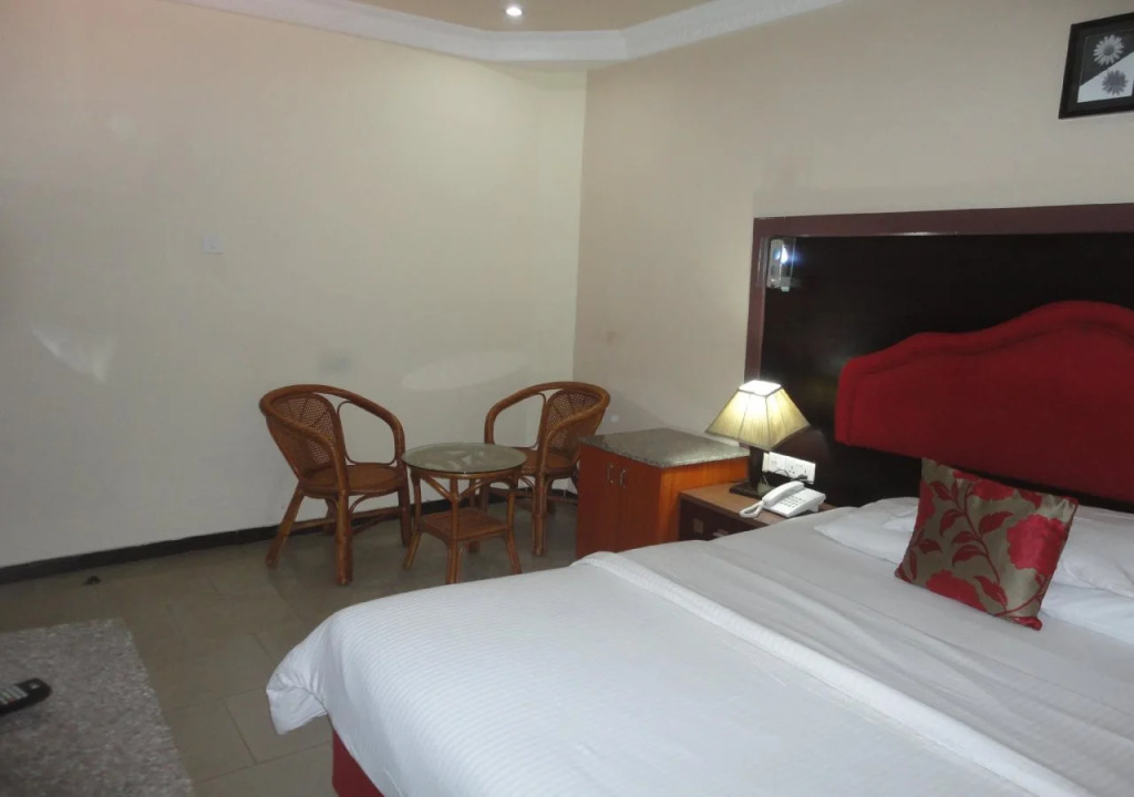 SDM Tavern and Suites