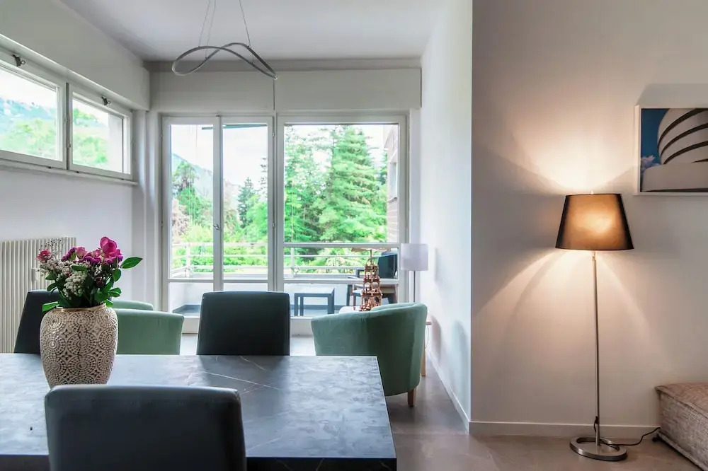 Stylish 2-Bedroom Apartment by Lake Como