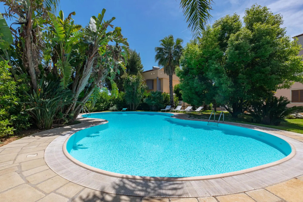 Elegant luxury villa with pool at the entrance of Lecce-Villa Rapolla